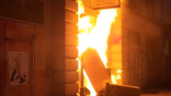 French protesters against the controversial pension reform in Rennes, France, set fire to the entrance to the local police station. - Sputnik International