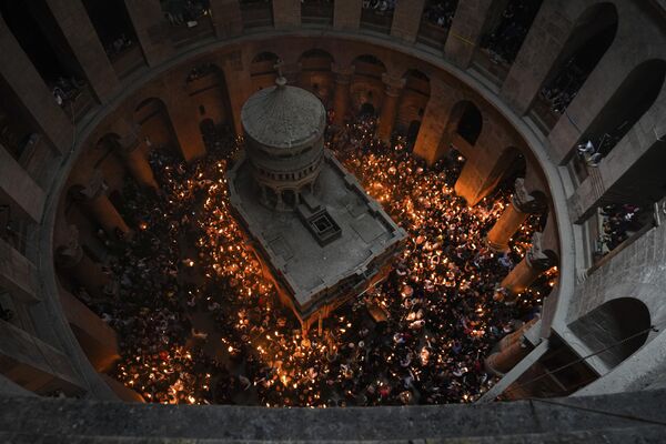 Christian pilgrims hold candles during the Holy Fire ceremony, a day before Easter, at the Church of the Holy Sepulcher where many Christians believe Jesus was crucified, buried and resurrected. - Sputnik International