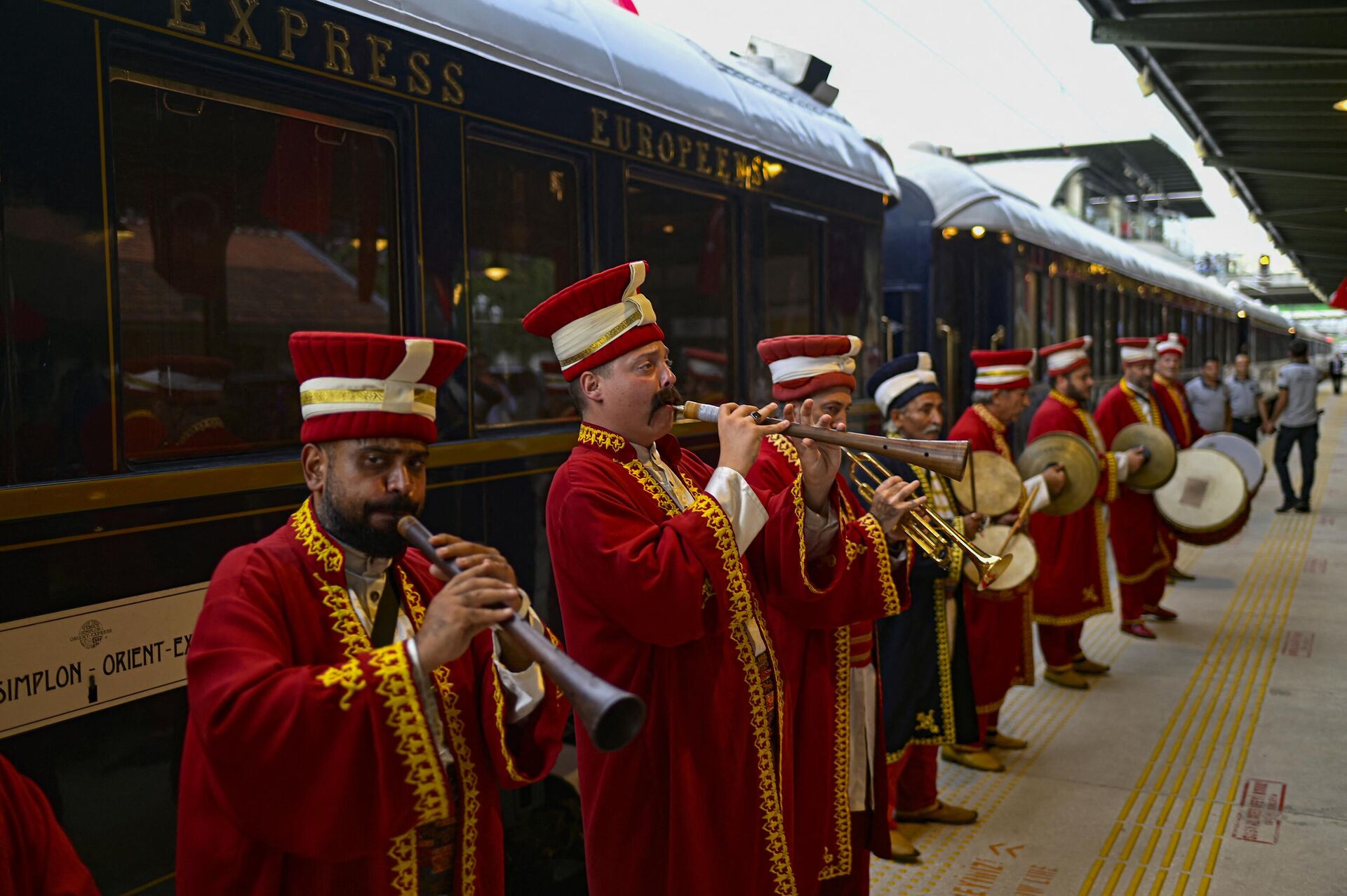 The Venice Simplon-Orient-Express is greeted by the Turkish Mehter band (Ottoman Janissary Band) in Istanbul, on August 31, 2022 - Sputnik International, 1920, 16.04.2023
