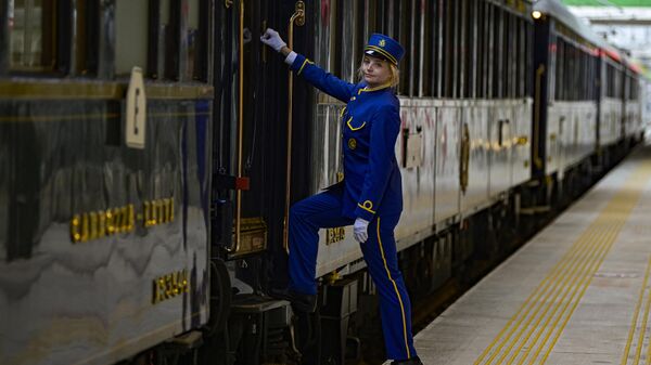 An employee stands on the platform after the Venice Simplon-Orient-Express rolled into Istanbul Station, in Istanbul on August 31, 2022 - Sputnik International