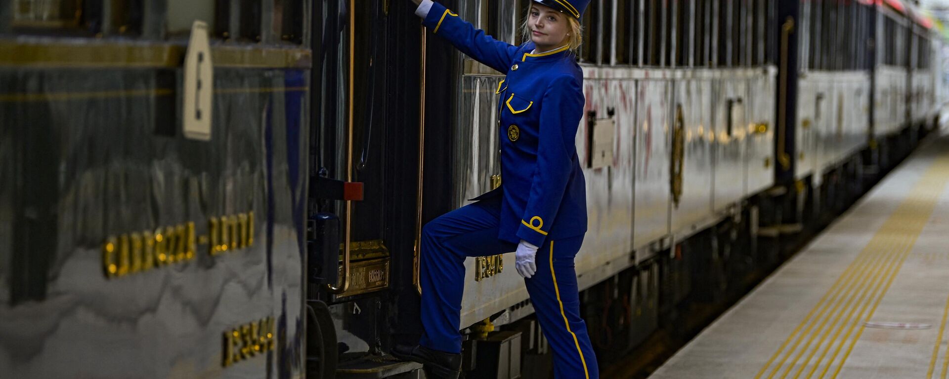 An employee stands on the platform after the Venice Simplon-Orient-Express rolled into Istanbul Station, in Istanbul on August 31, 2022 - Sputnik International, 1920, 16.04.2023