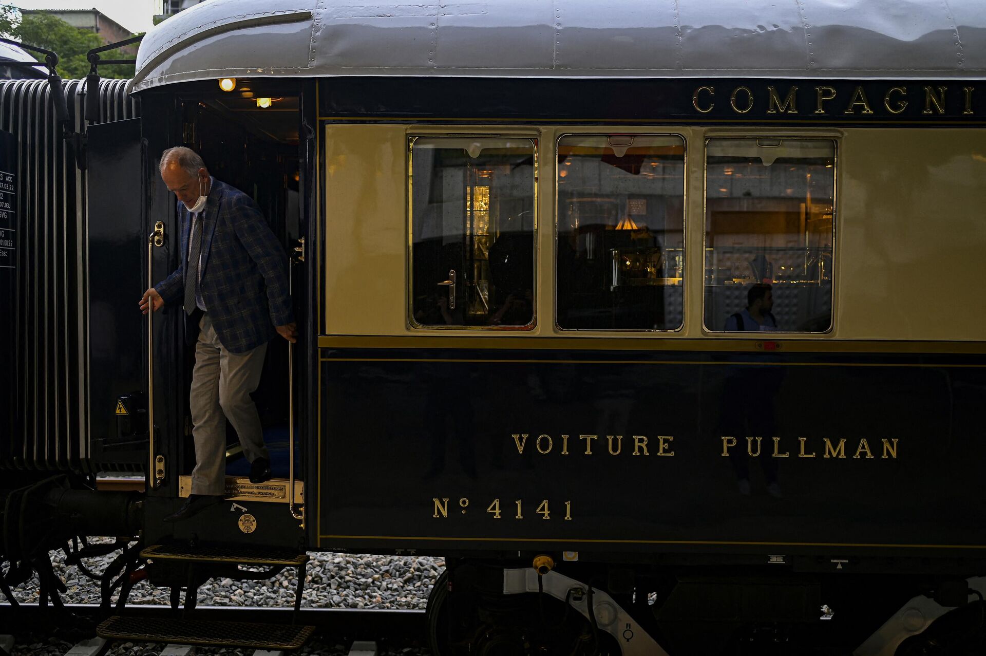 A man disembarks from the Venice Simplon-Orient-Express after arriving at Istanbul Station in Istanbul, on August 31, 2022 - Sputnik International, 1920, 16.04.2023
