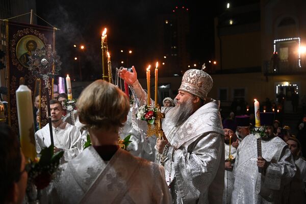 Metropolitan Nikodim of Novosibirsk and Berdsk leads an Easter service at the Ascension Cathedral in Novosibirsk. - Sputnik International