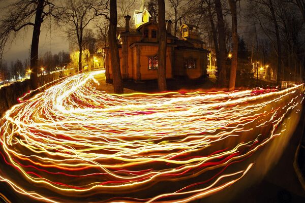 Candle light trail around a church during an Orthodox Easter midnight mass in St. Petersburg. - Sputnik International
