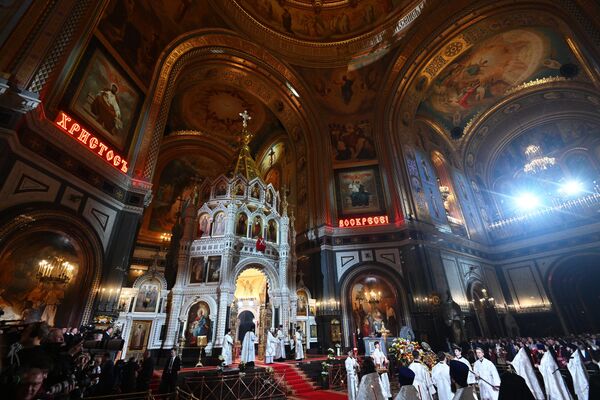 Parishioners in the Cathedral of Christ the Savior during an Easter service. - Sputnik International