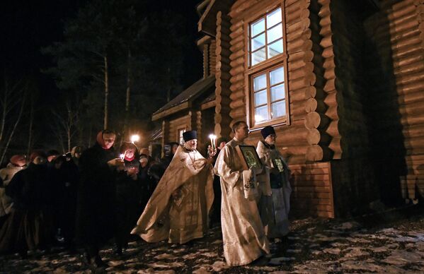 Clergy and the congregation  during an Easter vigil service near the Orthodox Church in Divnogorsk. - Sputnik International