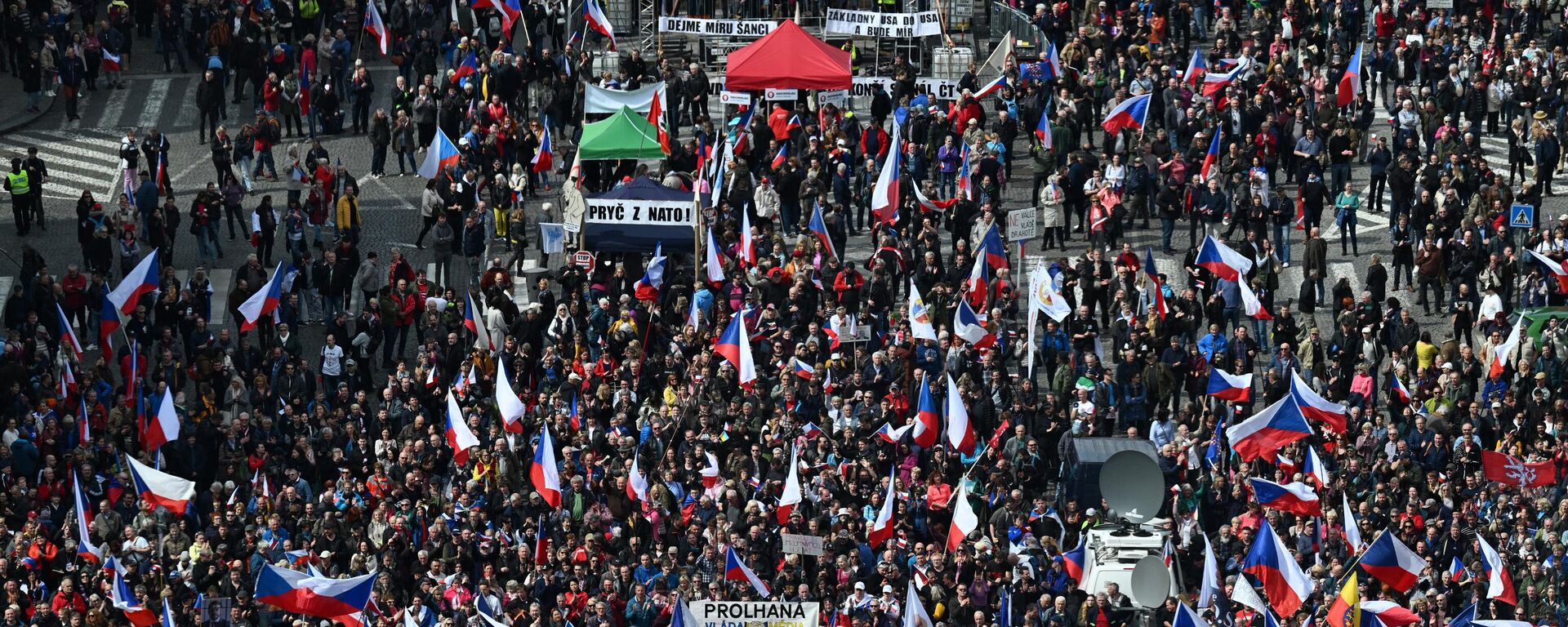 People take part in an anti-governmental demonstration in Prague on April 16, 2023. - Sputnik International, 1920, 16.04.2023