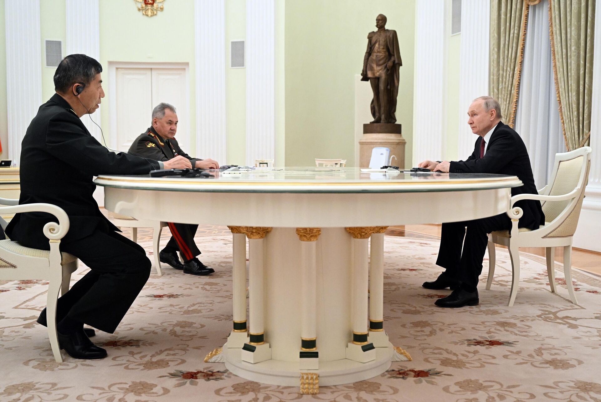Russian President Vladimir Putin holds a meeting with Chinese Defense Minister Li Shangfu. Russian Defense Minister Sergey Shoigu attended the meeting too. - Sputnik International, 1920, 16.04.2023