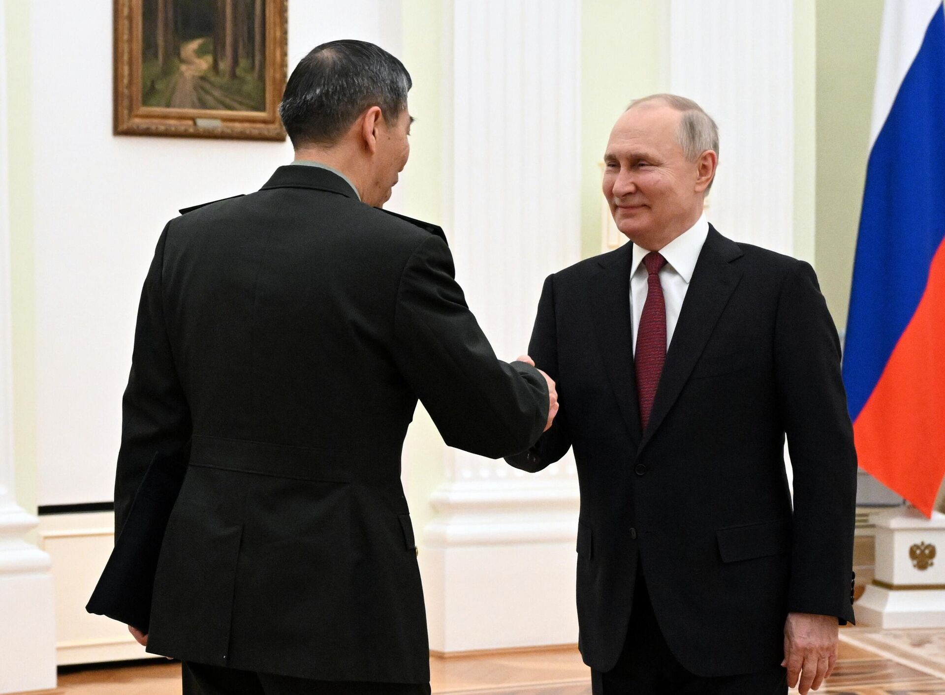 Russian President Vladimir Putin and Chinese Defense Minister Li Shangfu greet each other during a meeting in Moscow on April 16, 2023. - Sputnik International, 1920, 16.04.2023