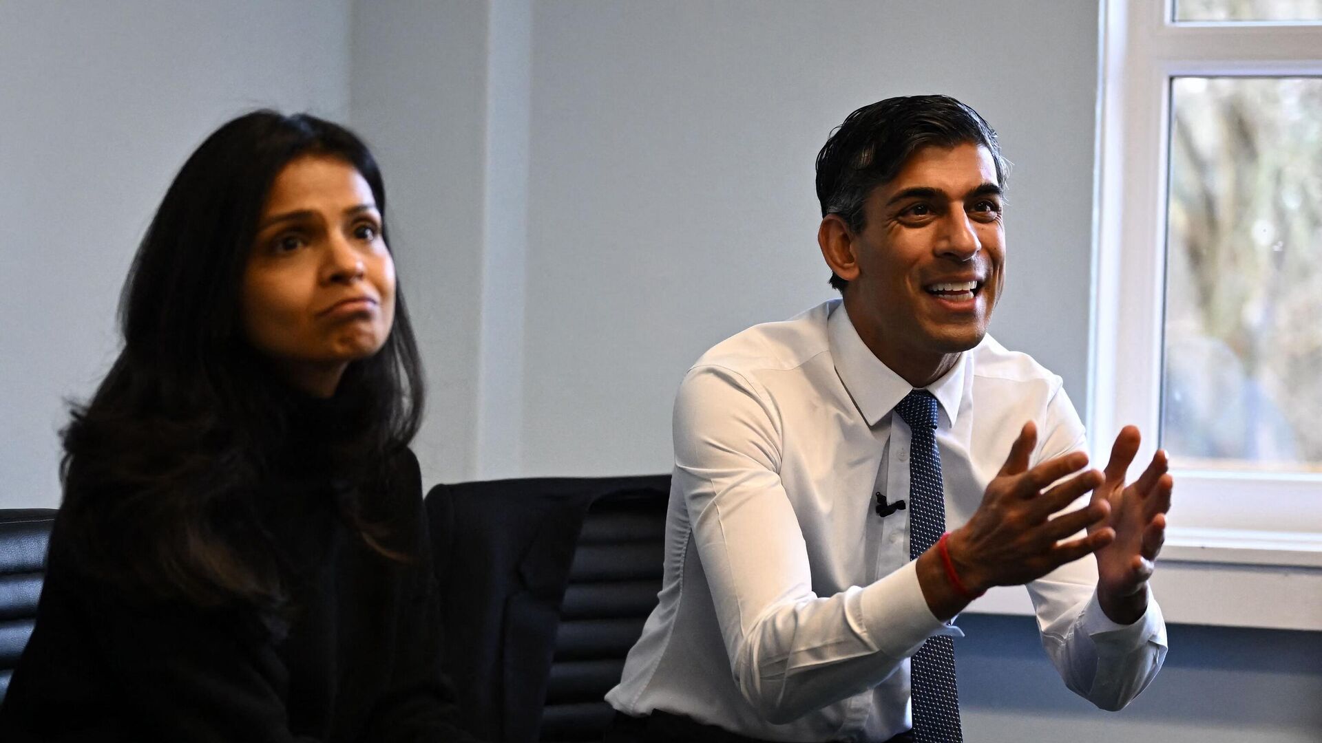 Britain's Prime Minister Rishi Sunak (R) and his wife Akshata Murty attend a parenting workshop during a visit at a family hub in St Austell, Cornwall, South West of England, on February 9, 2023.  - Sputnik International, 1920, 17.04.2023