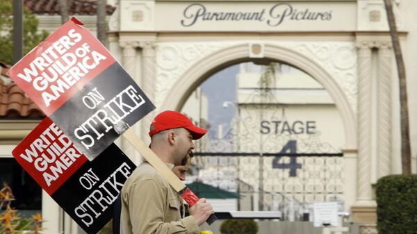 FILE - Striking film and television writers picket outside Paramount Studios on Jan. 23, 2008, in Los Angeles. In an email to members Monday, April 17, 2023, leaders of the Writers Guild of America said nearly 98% of voters said yes to a strike authorization if a new contract agreement is not reached with producers. The guild last went on strike in 2007. - Sputnik International
