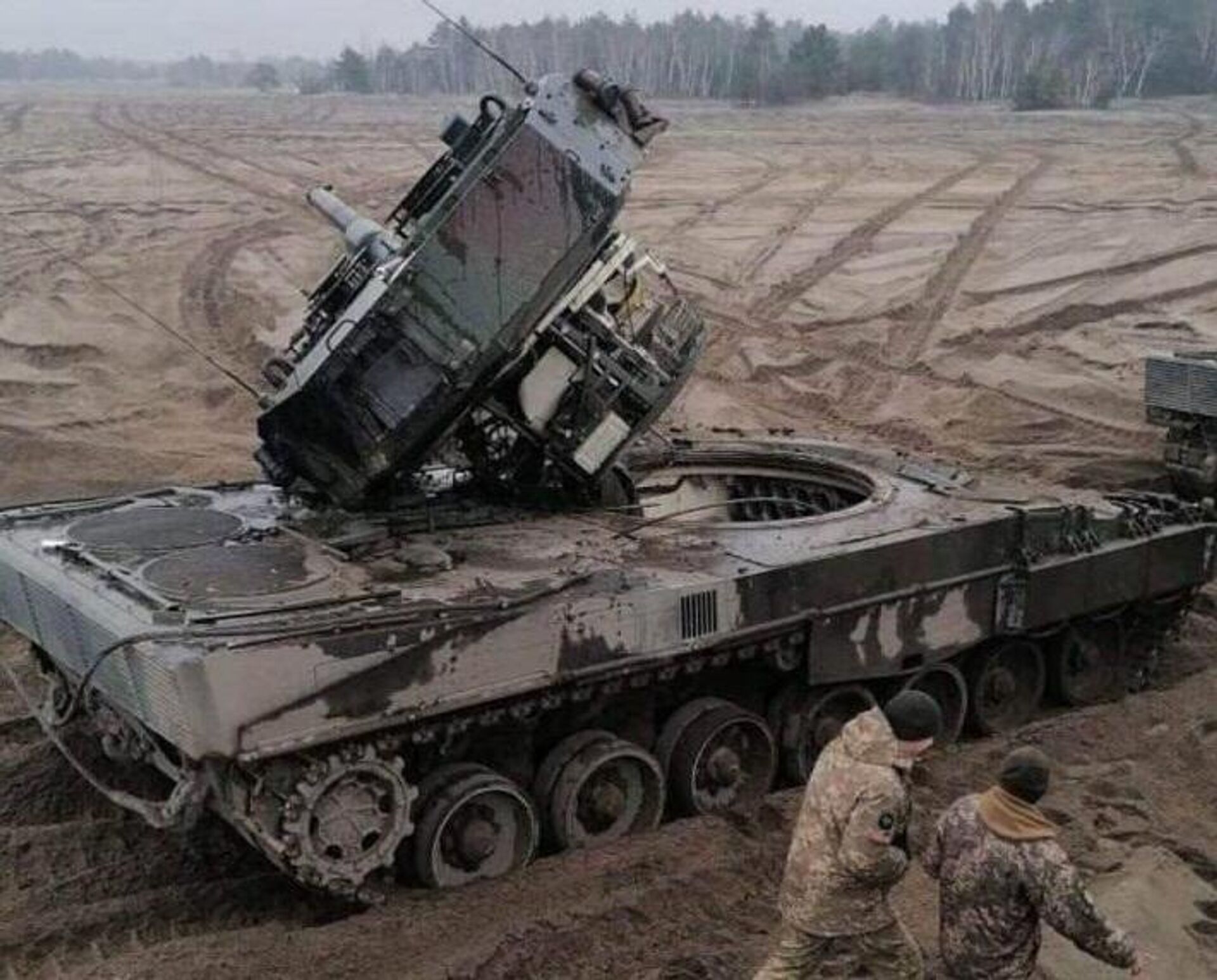 Leopard 2 tank damaged during training by Ukrainian forces in western Poland. - Sputnik International, 1920, 01.07.2023