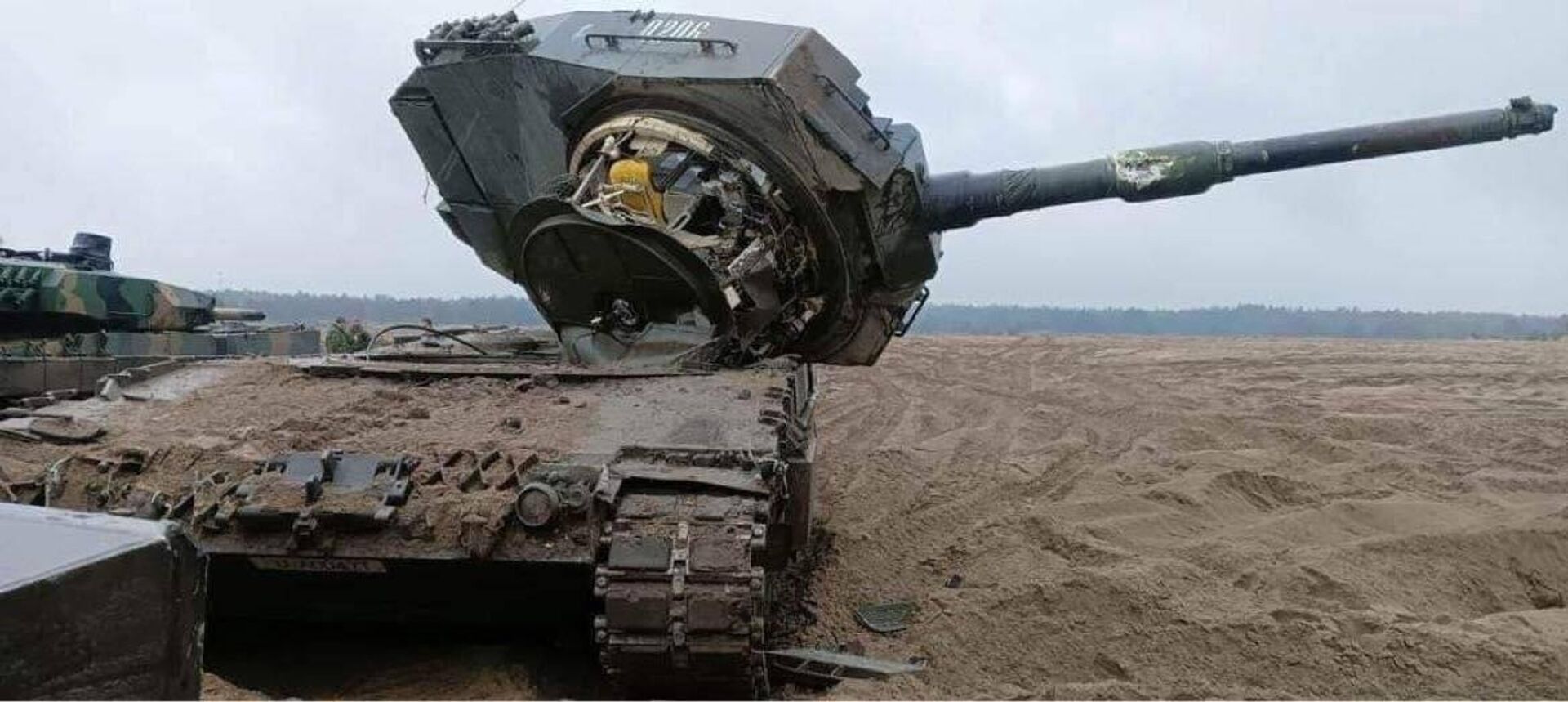 Leopard 2 with its turret ripped off after an accident during training by Ukrainian tankers in western Poland.  - Sputnik International, 1920, 18.04.2023