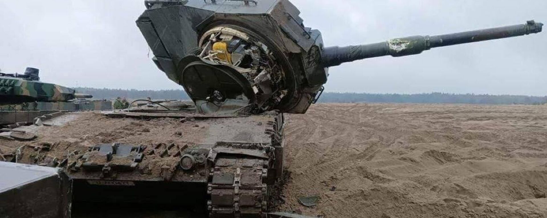 Leopard 2 with its turret ripped off after an accident during training by Ukrainian tankers in western Poland.  - Sputnik International, 1920, 12.06.2023