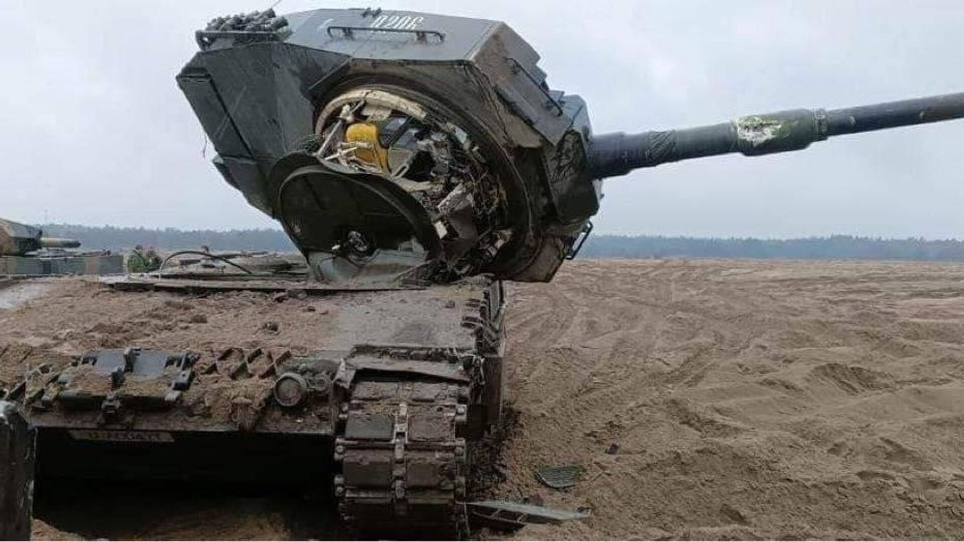 Leopard 2 with its turret ripped off after an accident during training by Ukrainian tankers in western Poland.  - Sputnik International, 1920, 23.09.2023