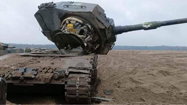 Leopard 2 with its turret ripped off after an accident during training by Ukrainian tankers in western Poland.  - Sputnik International