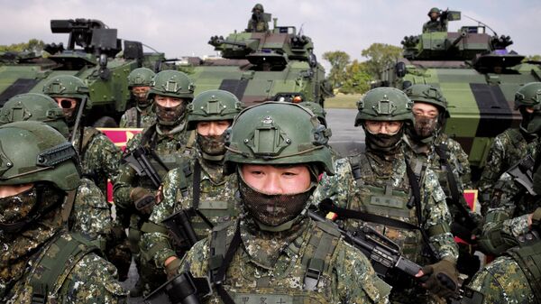 Taiwanese soldiers take part in a demonstration showing their combat skills during a visit by Taiwan's President Tsai Ing-wen at a military base in Chiayi on January 2023. - Sputnik International