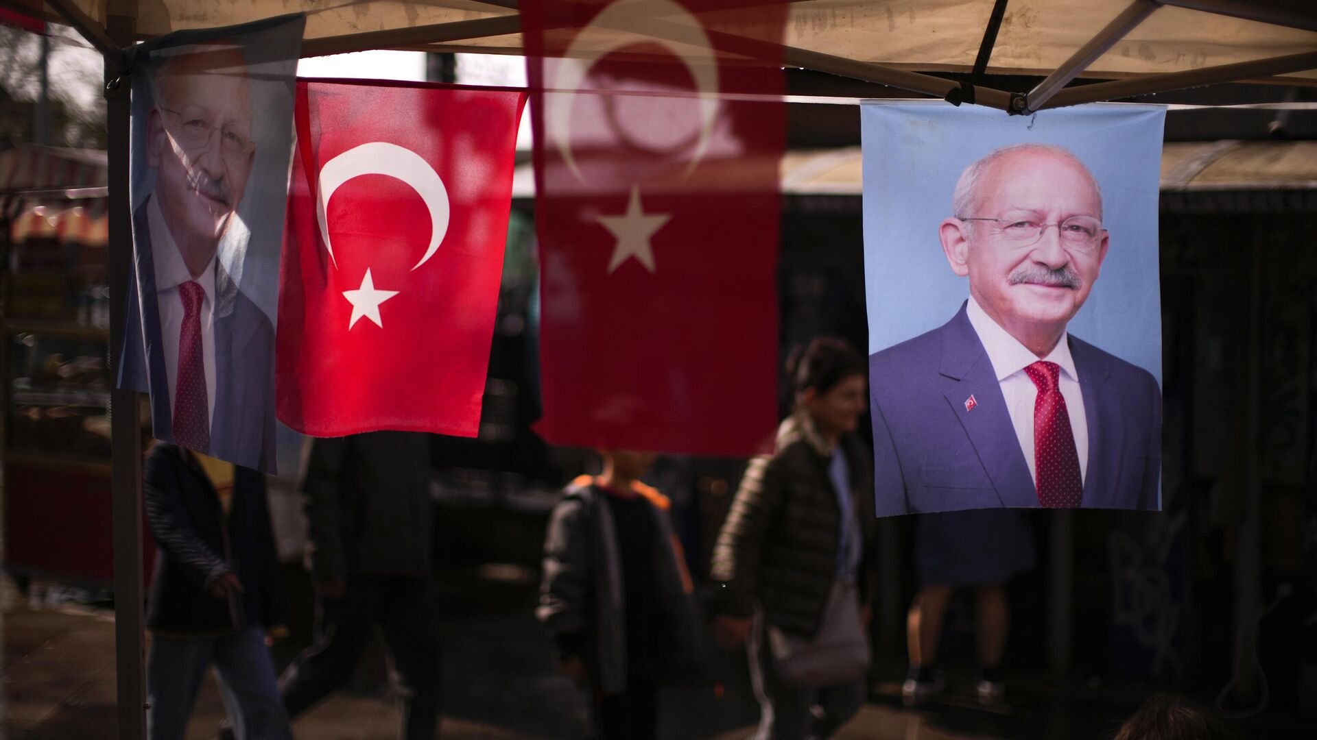 People walk past banners with the photograph of Turkish CHP party leader and Nation Alliance's presidential candidate Kemal Kilicdaroglu in Istanbul, Turkey, Tuesday, April 18, 2023. Presidential elections in Turkey are scheduled to take place on May 14.  - Sputnik International, 1920, 19.04.2023