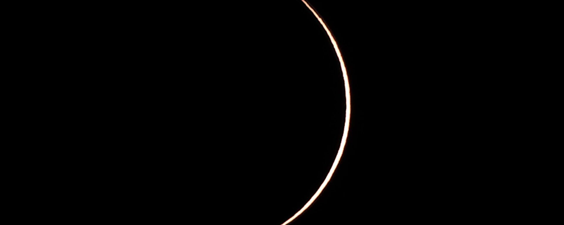 A hybrid solar eclipse in seen from Lautem, East Timo. - Sputnik International, 1920, 20.04.2023