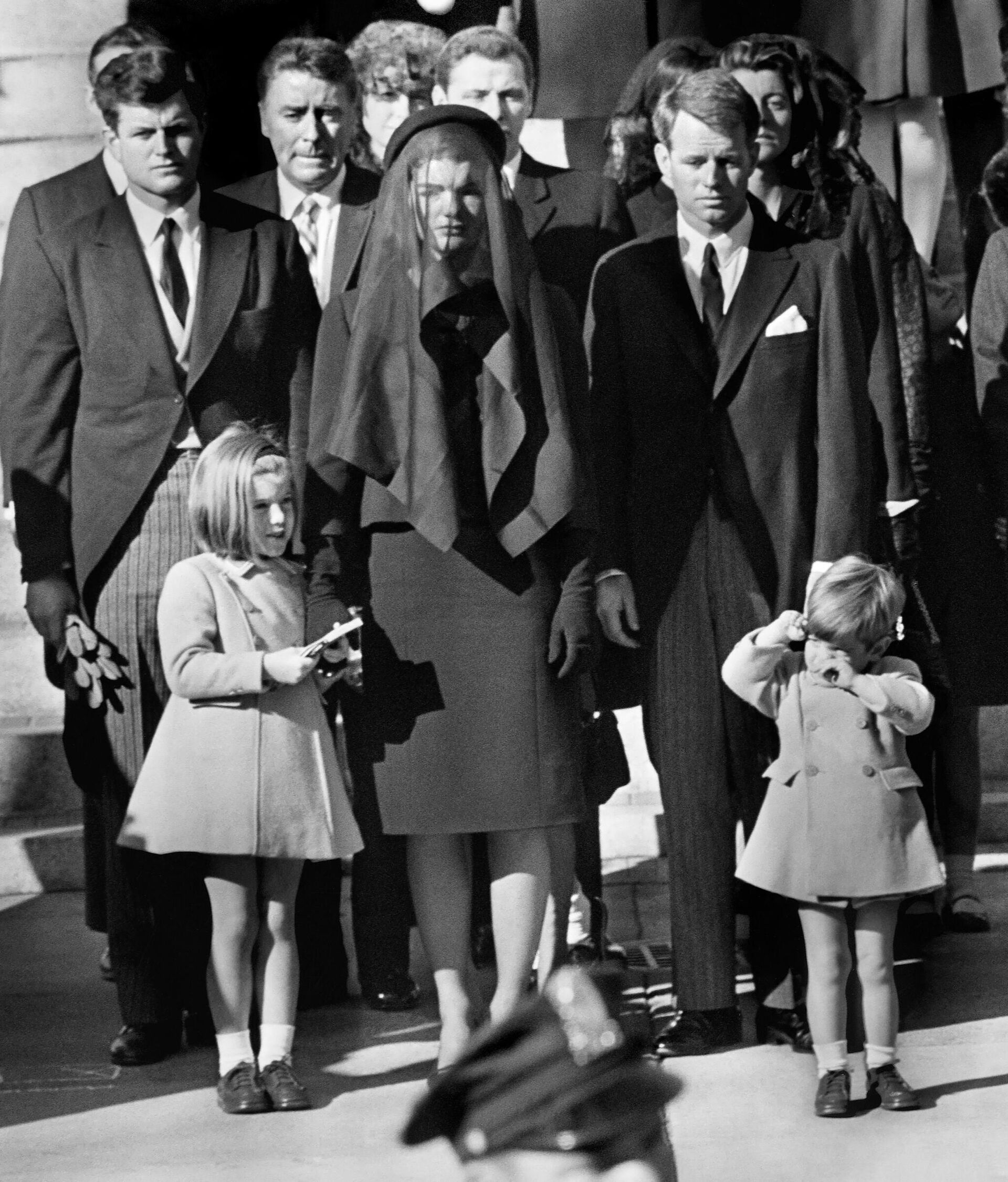 Jacqueline Kennedy stands with her two children Caroline Kennedy and John F. Kennedy Jr and brothers-in law Ted Kennedy (L, back) and Robert Kennedy (R) at the funeral of her husband US President John F. Kennedy 26 November 1963 in Washington, DC.  - Sputnik International, 1920, 20.04.2023