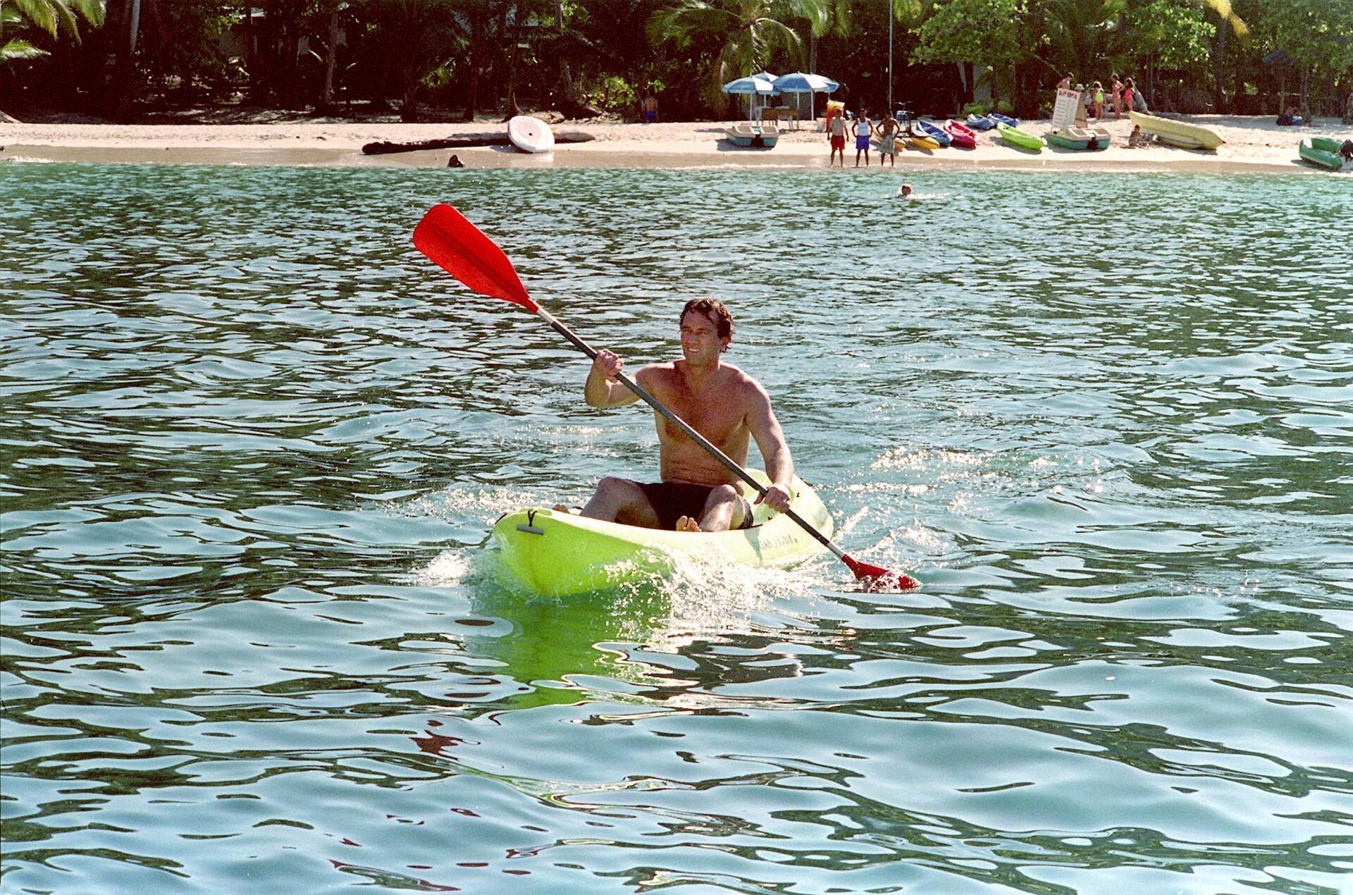 Robert Kennedy Jr. navagats a canoe 20 February, 2000. - Sputnik International, 1920, 20.04.2023