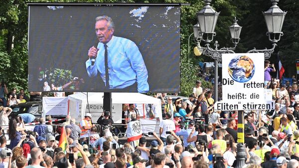 Robert F. Kennedy Jr. is, US environmental lawyer and activist and nephew of former president John F. Kennedy, is seen on a screen on August 29, 2020. - Sputnik International
