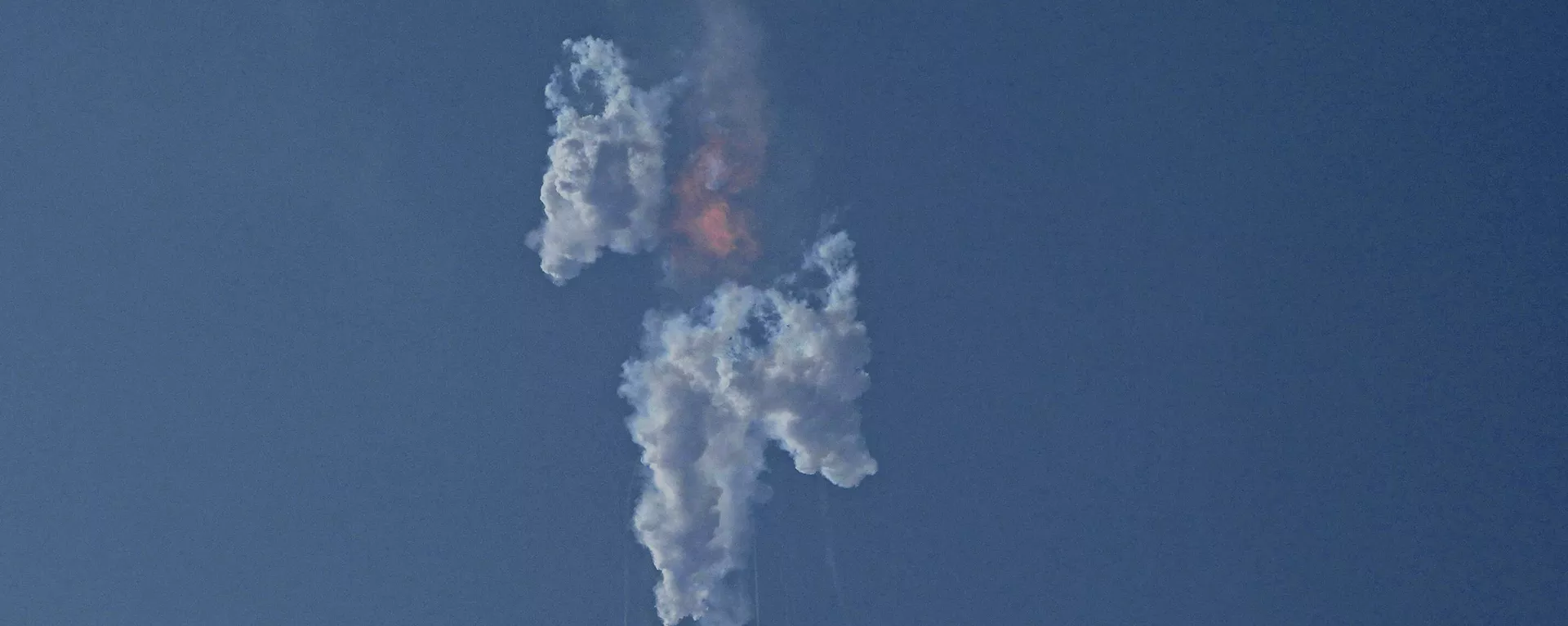 SpaceX's Starship launches from Starbase in Boca Chica, Texas, Thursday, April 20, 2023. The giant new rocket exploded minutes after blasting off on it first test flight and crashed into the Gulf of Mexico. - Sputnik International, 1920, 20.04.2023