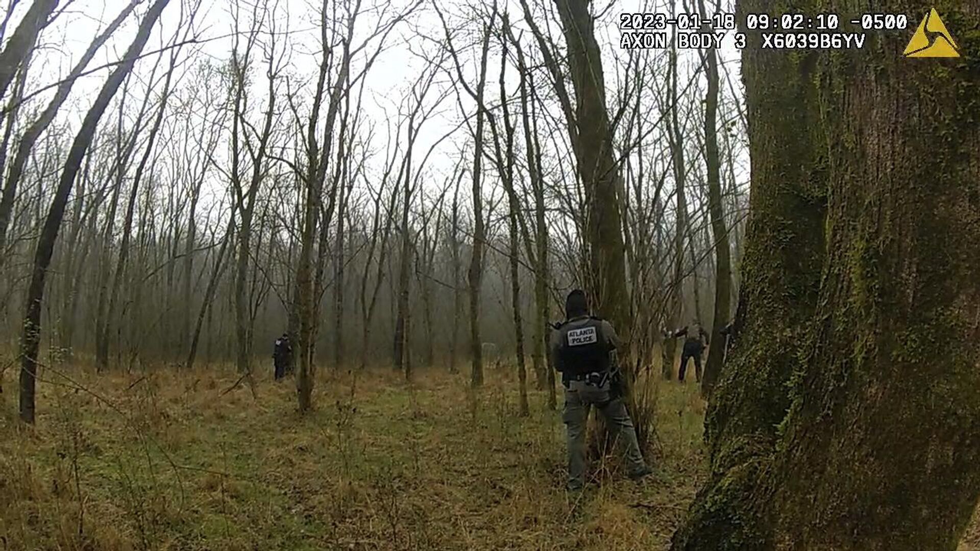 In this image taken from body cam video released by the Atlanta Department, officers stand behind trees after hearing gunfire near the future site of City of Atlanta’s Public Safety Training Center on Jan. 18, 2023, near Atlanta, Ga. Authorities said Manuel Esteban Paez Teran, an environmental activist who went by the name Tortuguita, died at the scene, and a state trooper was injured with a gunshot wound. - Sputnik International, 1920, 21.04.2023
