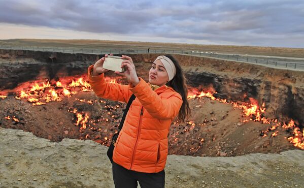 &quot;Gates of Hell&quot; burning crater in the Karakum desert, Turkmenistan. This infernal sight is a product of a burning natural gas field that collapsed into a cavern. - Sputnik International