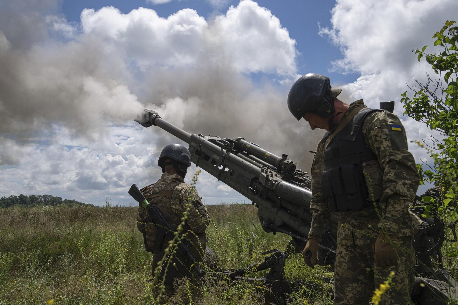 Ukrainian servicemen fire at Russian positions from a US-supplied M777 howitzer in Kharkov region, on Thursday, July 14, 2022.  - Sputnik International, 1920, 18.03.2024