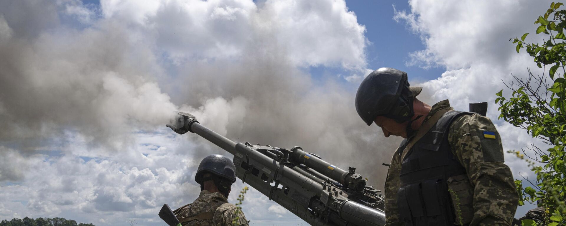 Ukrainian servicemen fire at Russian positions from a US-supplied M777 howitzer in Kharkov region, on Thursday, July 14, 2022.  - Sputnik International, 1920, 10.07.2023