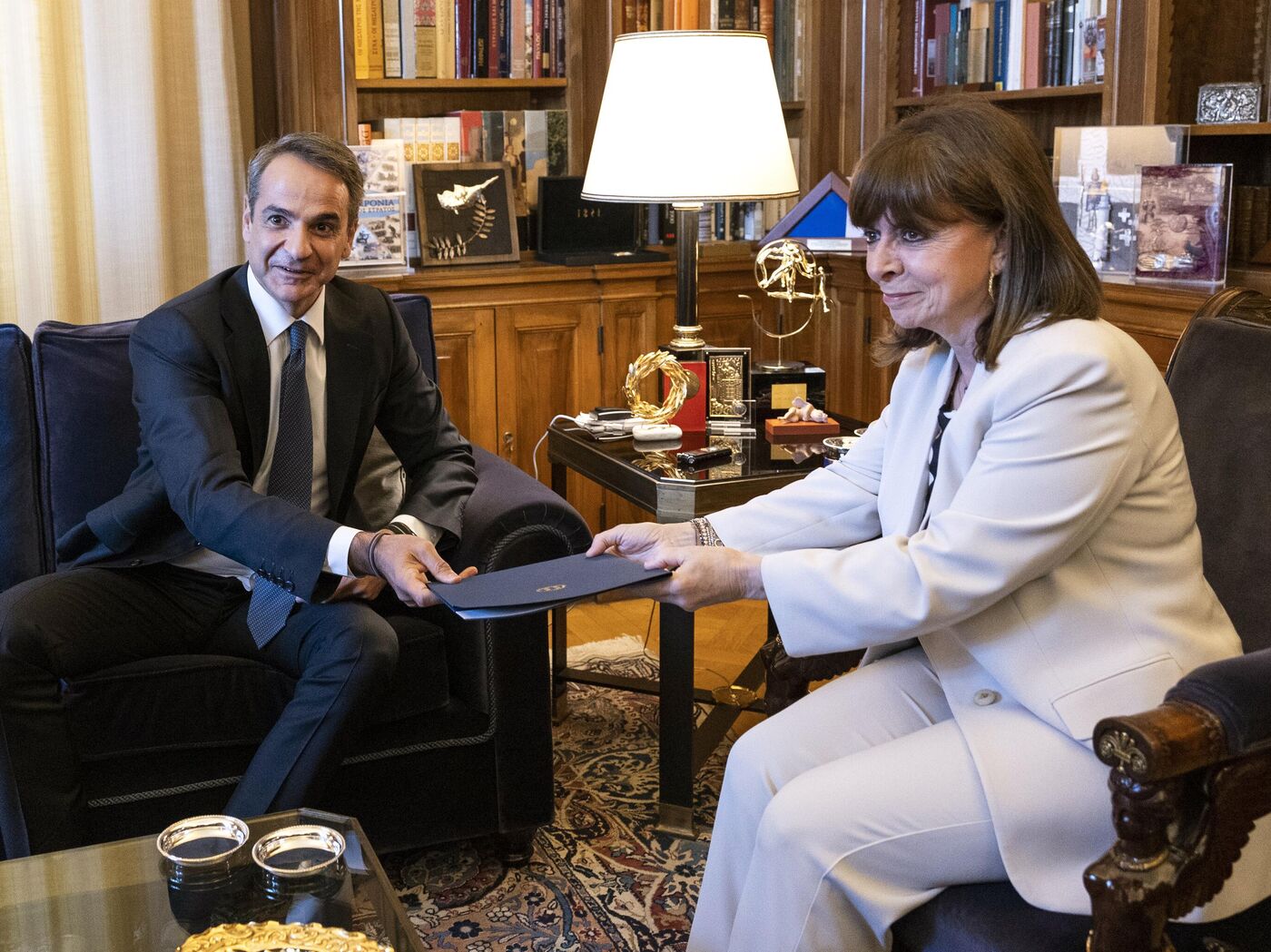 Intervene so that I can swear as president to stop the looting of Greek  properties, Evi Kokalari explodes at Berisha: Another scandal weighing on  him - Politike