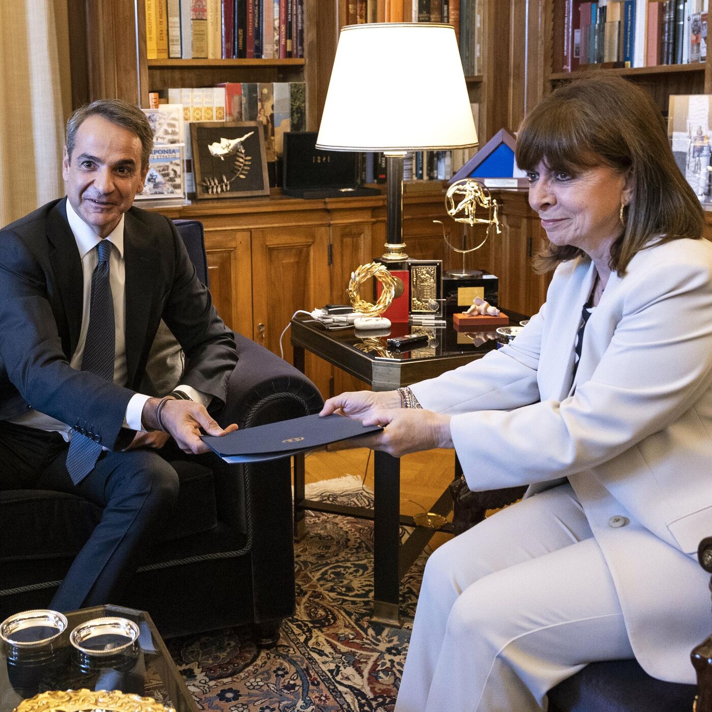 Intervene so that I can swear as president to stop the looting of Greek  properties, Evi Kokalari explodes at Berisha: Another scandal weighing on  him - Politike