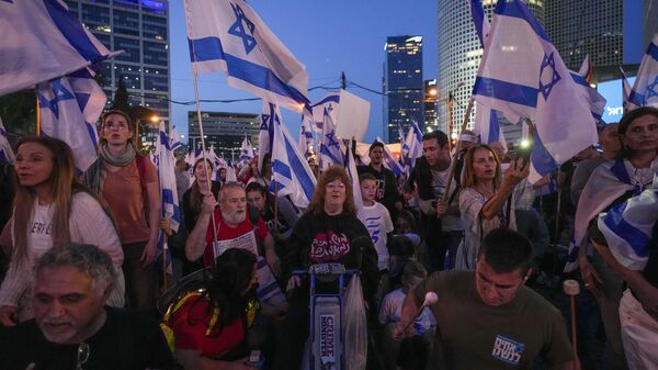 Israelis protest against plans by Prime Minister Benjamin Netanyahu's government to overhaul the judicial system in Tel Aviv, Israel, Saturday, April 22, 2023. - Sputnik International