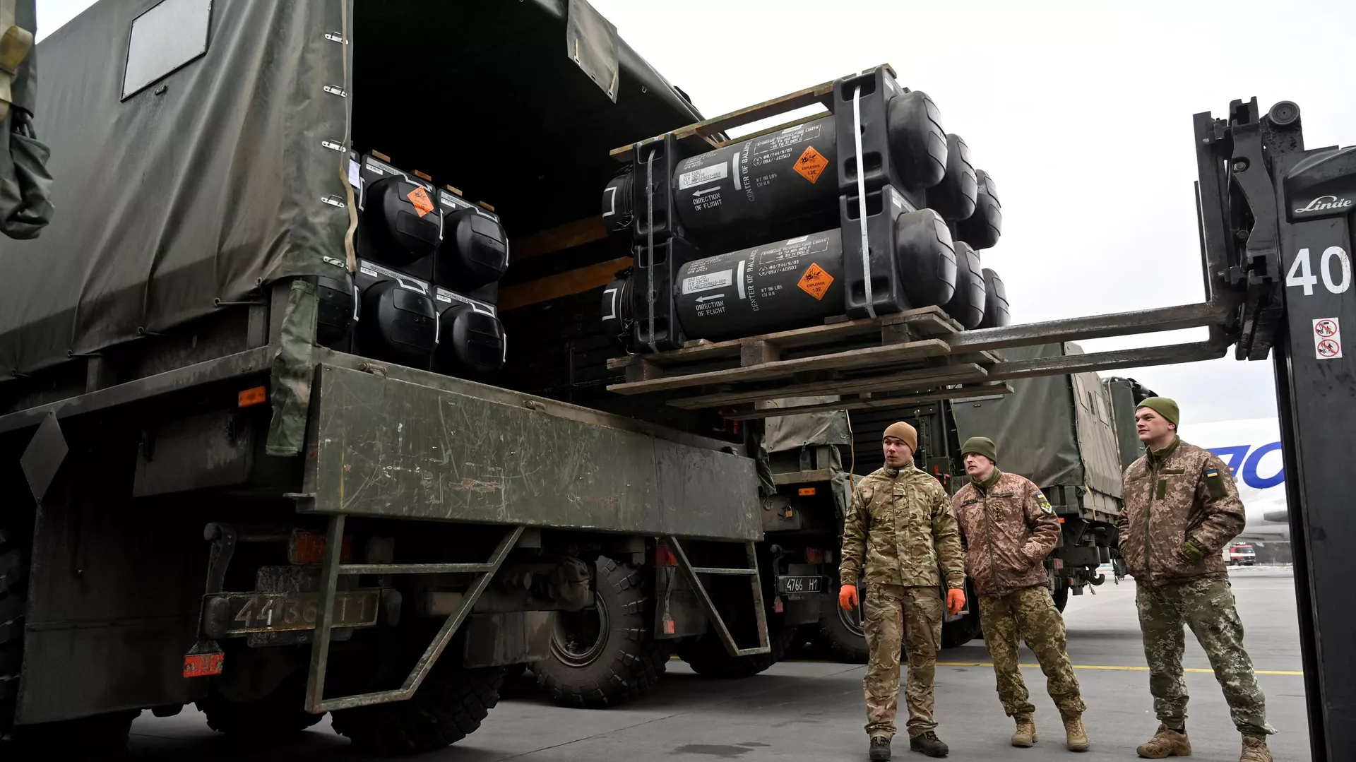 Ukrainian servicemen load a truck with the FGM-148 Javelins, American man-portable anti-tank missile provided by US to Ukraine as part of a military support, upon its delivery at Kiev's airport Borispol on February 11, 2022 - Sputnik International, 1920, 23.04.2023