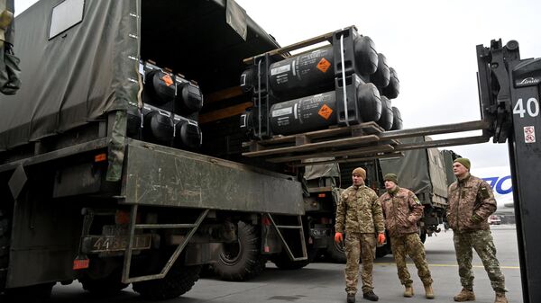 Ukrainian servicemen load a truck with the FGM-148 Javelins, American man-portable anti-tank missile provided by US to Ukraine as part of a military support, upon its delivery at Kiev's airport Borispol on February 11, 2022 - Sputnik International