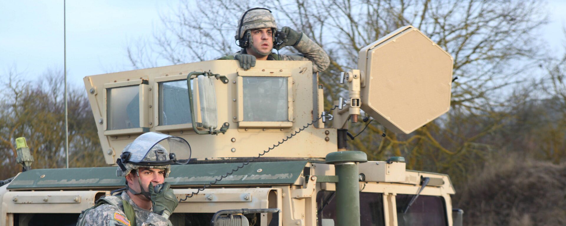 A US Soldier assigned to the 38th Cavalry Regiment talks on the radio during the Kosovo Force (KFOR) 18 Mission Rehearsal Exercise (MRE) at the Hohenfels Training Area in Germany Jan. 19, 2014. - Sputnik International, 1920, 04.09.2023
