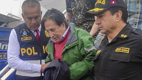 In this photo released by Peru's National Police officers escort former President Alejandro Toledo upon his arrival, extradited from the United States, to the airport in Lima, Sunday, April 23, 2023. Toledo will face charges for allegedly receiving bribes from the Brazilian construction company Odebrecht in return for awarding public works contract while in office between 2001 and 2006. - Sputnik International