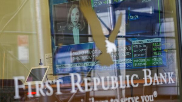 A television screen displaying financial news, including the stock price of First Republic Bank, is seen inside one of the bank's branches in New York's Financial District on March 16, 2023. Customers of the bank pulled more than $100 billion in deposits out of the bank during the March crisis. - Sputnik International