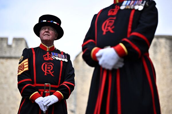 Yeoman Warder stand guard during the opening ceremony of the Tower of London, to the public as they wear their new uniform with changes to reflect Britain&#x27;s King Charles III’s insignia ahead of his coronation.  - Sputnik International