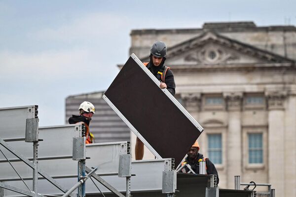 Workers set the sitting tribune by Buckingham Palace, in central London.  - Sputnik International
