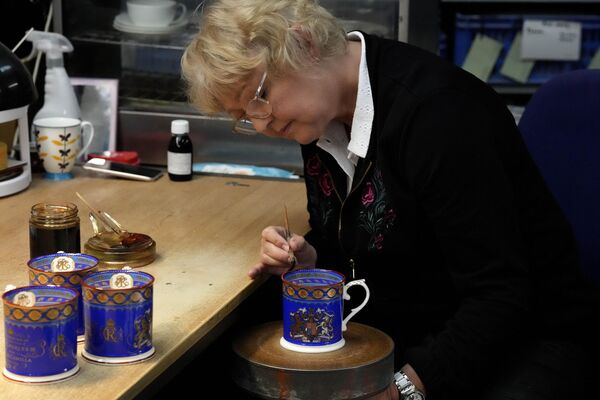 A worker paints the finish on official chinaware in a pottery in Stoke on Trent. A range of official chinaware produced in Stoke-on-Trent by Royal Collection Trust, a department of the Royal Household, is already on sale.  - Sputnik International