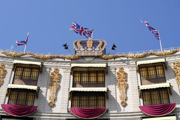 A facade mimicking the 1953 coronation decor by Oliver Messel, decorates the Dorchester Hotel in London, Thursday.  - Sputnik International