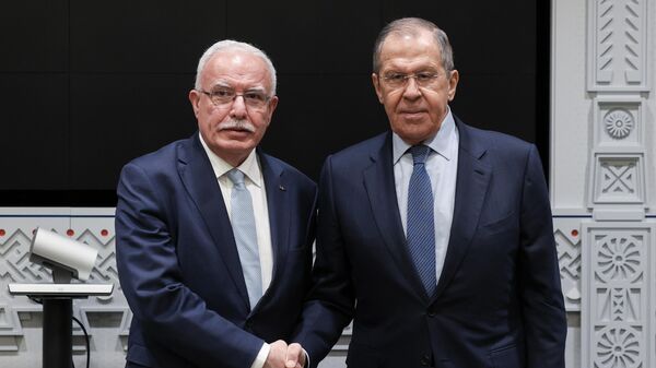 In this handout photo released by the Russian Foreign Ministry, Russian Foreign Minister Sergey Lavrov and Palestinian Minister of Foreign Affairs Riad al-Malki shake hands during a meeting at the UN headquarters, in New York, the United States.  - Sputnik International