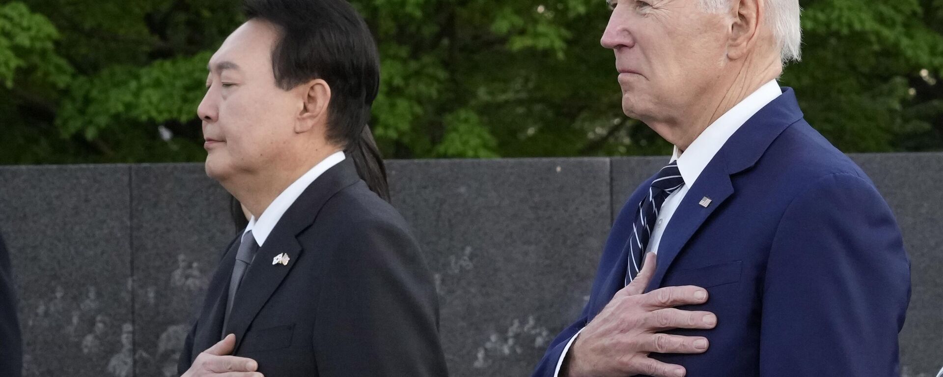 President Joe Biden and South Korea's President Yoon Suk Yeol pause after laying a wreath as they visit the Korean War Veterans Memorial in Washington, Tuesday, April 25, 2023. - Sputnik International, 1920, 26.04.2023
