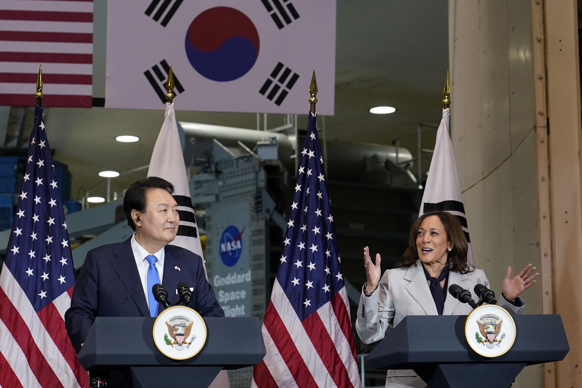 Vice President Kamala Harris, right, speaks as South Korea's President Yoon Suk Yeol, left, listens during a visit to NASA's Goddard Space Flight Center in Greenbelt, Md., Tuesday, April 25, 2023. - Sputnik International, 1920, 26.04.2023