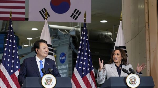 Vice President Kamala Harris, right, speaks as South Korea's President Yoon Suk Yeol, left, listens during a visit to NASA's Goddard Space Flight Center in Greenbelt, Md., Tuesday, April 25, 2023. - Sputnik International