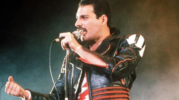 Singer Freddie Mercury of the rock group Queen, performs at a concert in Sydney, Australia, in 1985. - Sputnik International
