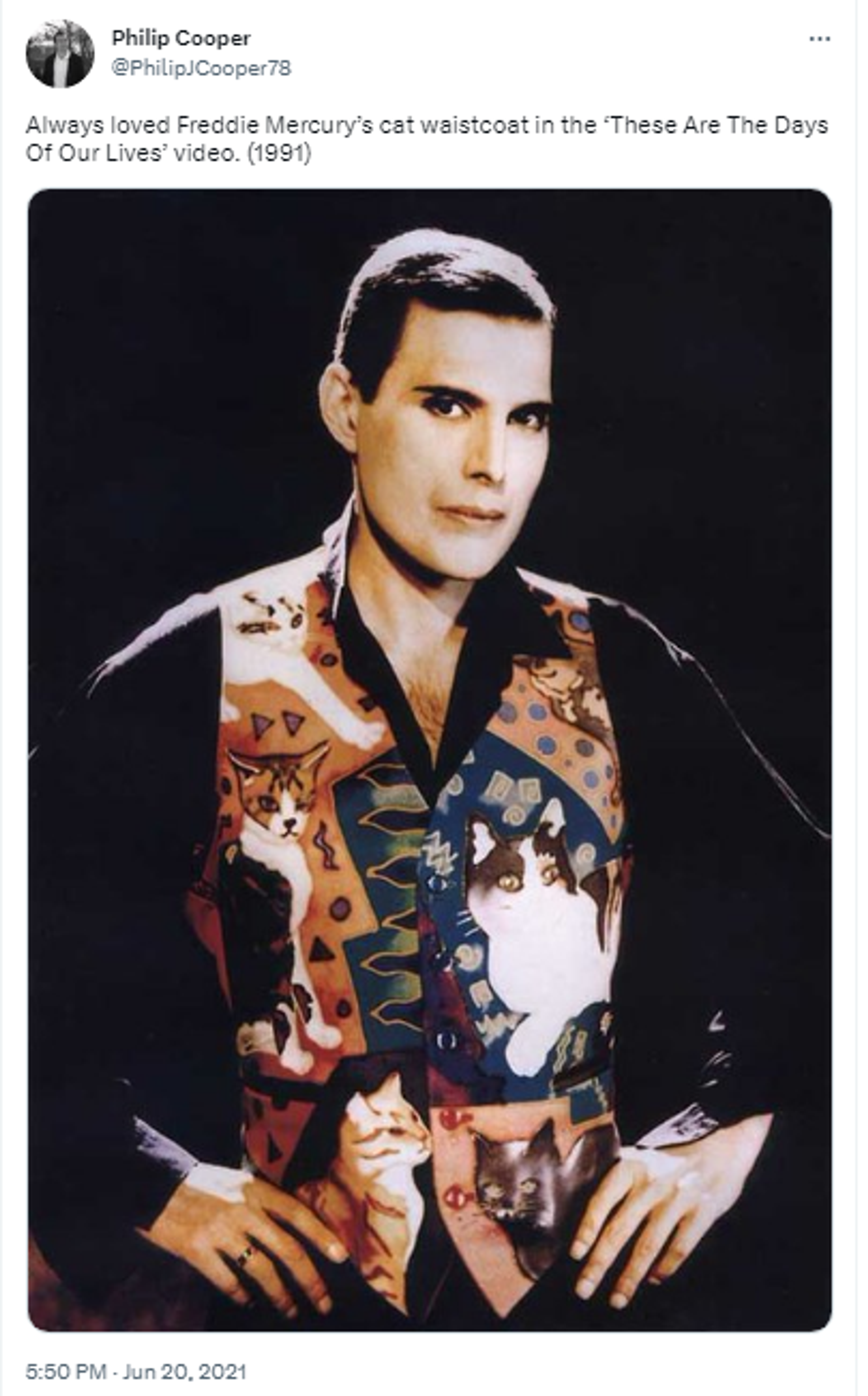 Twitter screenshot featuring Freddie Mercury's waistcoat, worn in his final video, These are the Days of Our Lives, in 1991. The panels are each hand-painted with one of Mercury's cats. - Sputnik International, 1920, 26.04.2023
