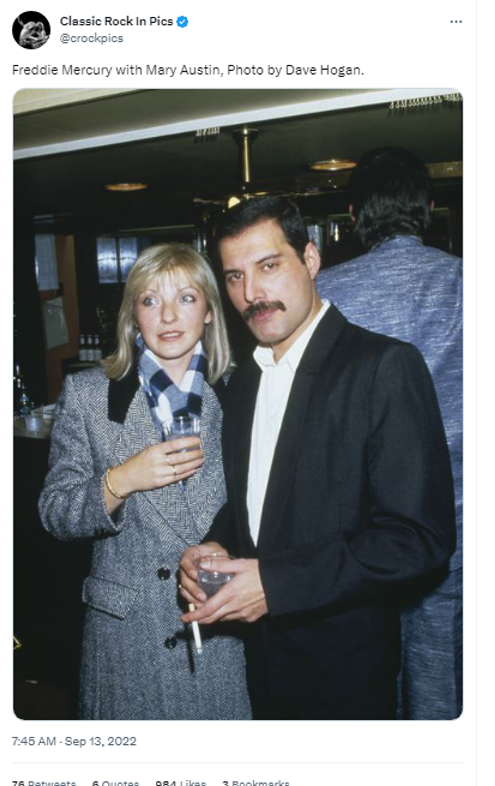 Twitter screenshot featuring Freddie Mercury with Mary Austin, Photo by Dave Hogan. - Sputnik International, 1920, 26.04.2023